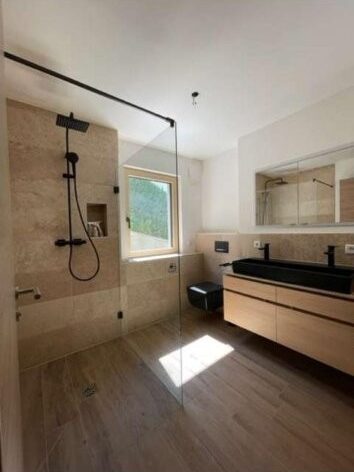 Badezimmer mit ebenerdiger Glasdusche
